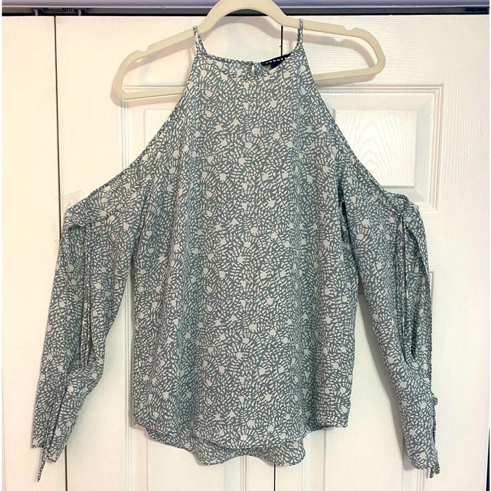 Women's Trouve Blue and white patterned blouse size M Brand new